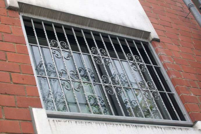 Fenstergitter_Schmiedeeisen_verzinkt_Heidenescher-Koeln