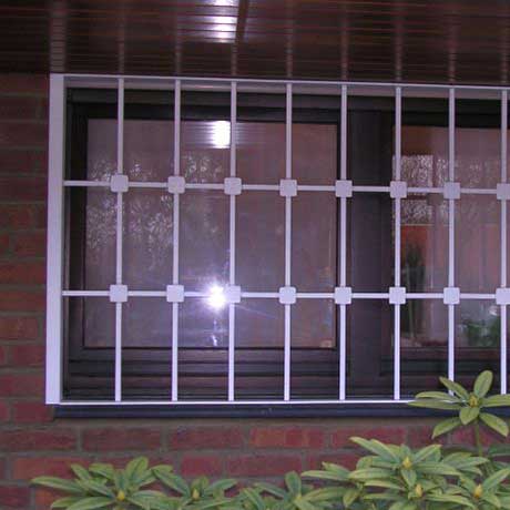 Fenstergitter_weiss_Heidenescher-Koeln
